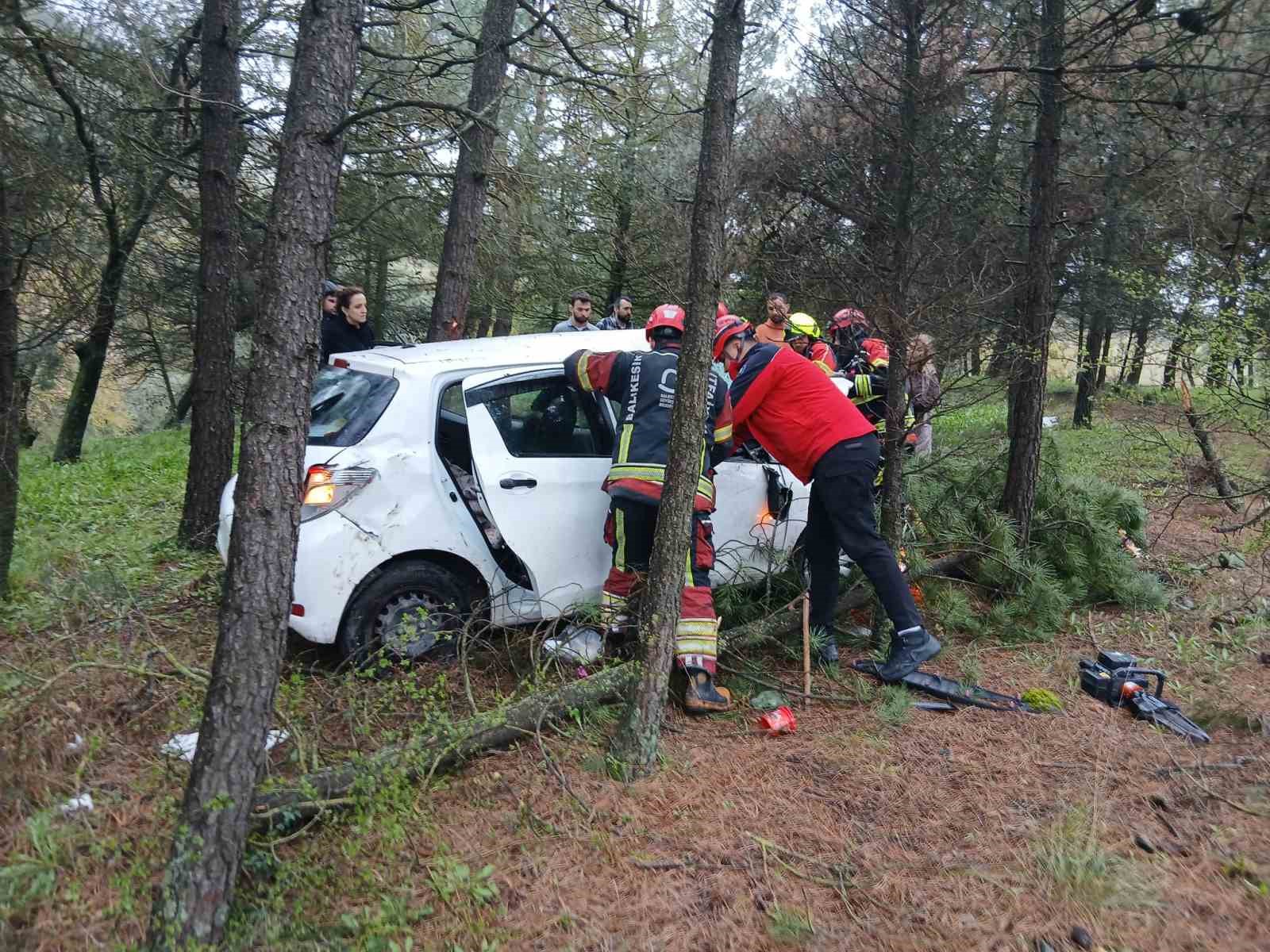 balikesirde otomobil ormanlik alana uctu 2 yarali 1 76UcN2fi