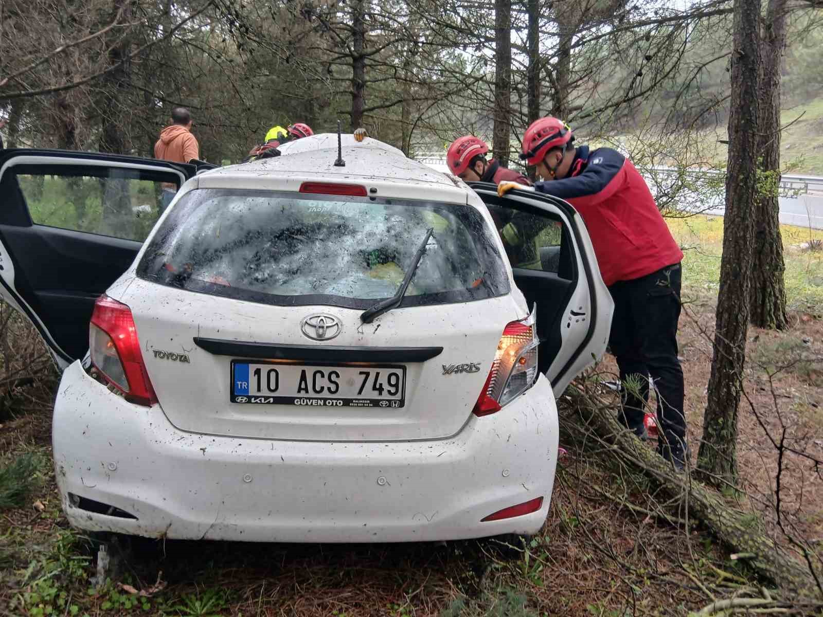 balikesirde otomobil ormanlik alana uctu 2 yarali 2 evFsMFnn