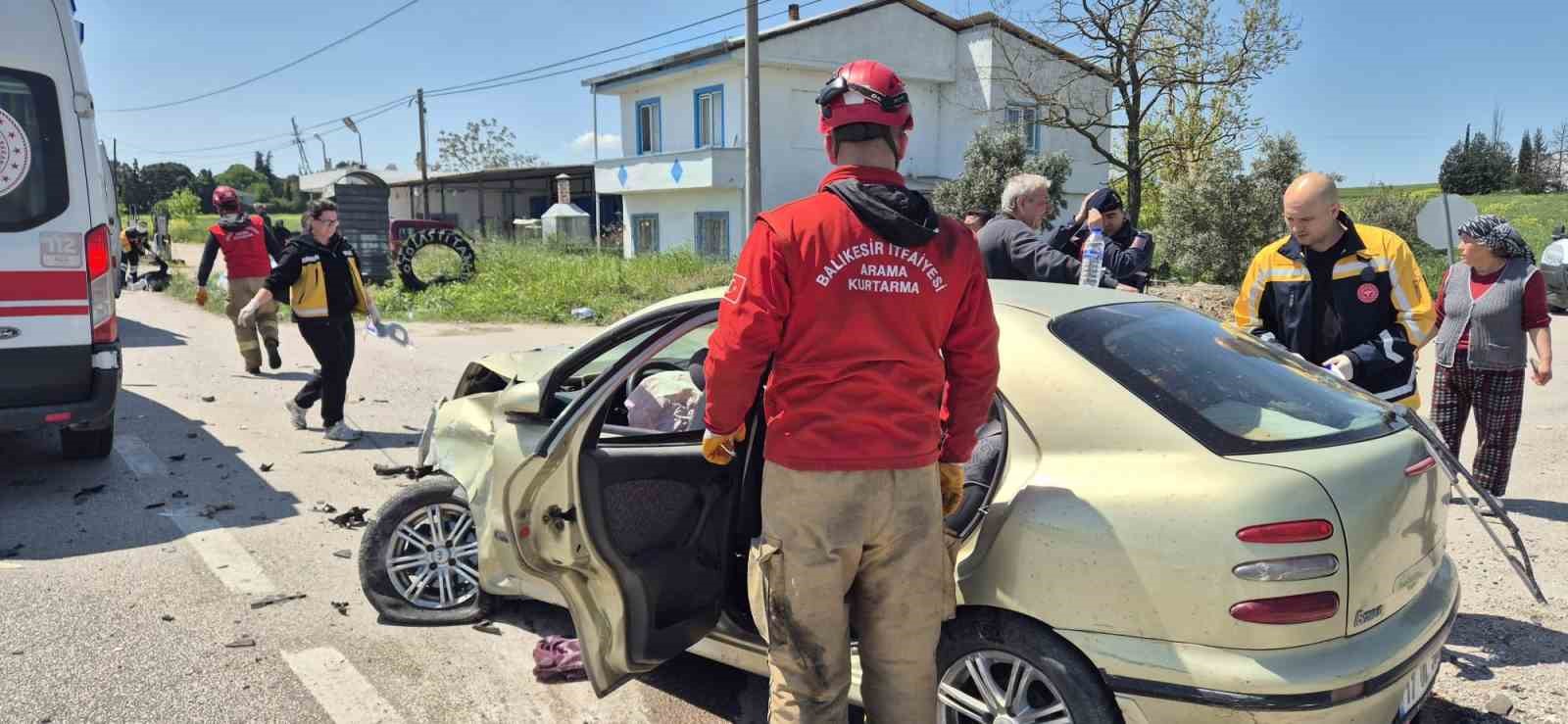balikesirde otomobiller carpisti 3u agir 6 yarali 0 QaMemkHH