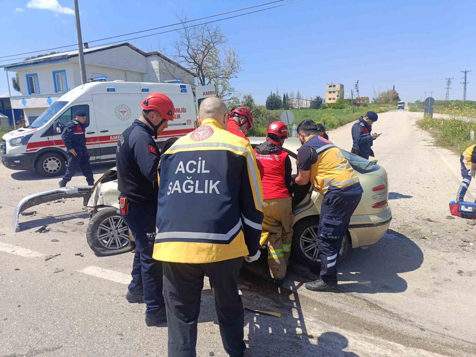 balikesirde otomobiller carpisti 3u agir 6 yarali 1 JcTLyUUD