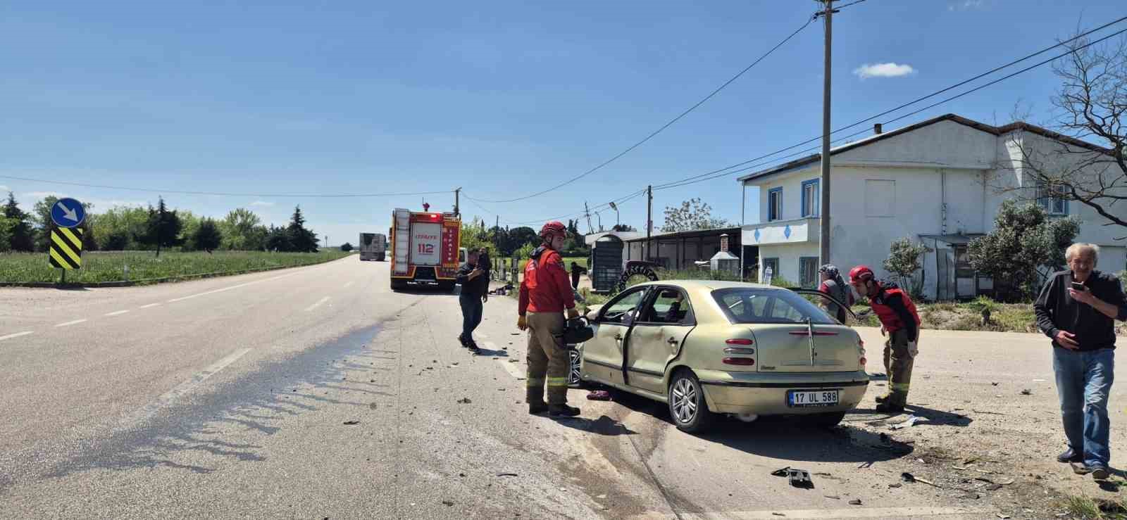 balikesirde otomobiller carpisti 3u agir 6 yarali 2 mjcEFM2d