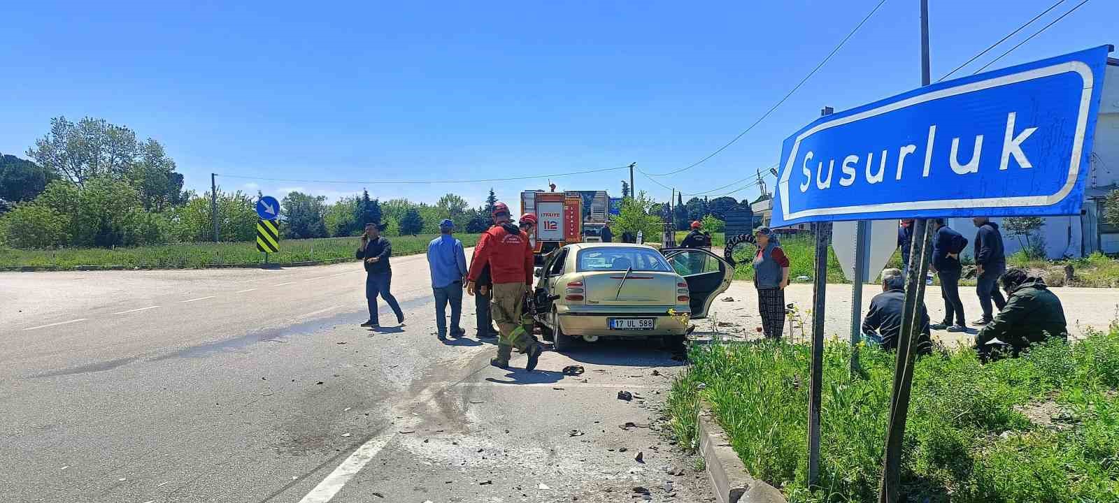 balikesirde otomobiller carpisti 3u agir 6 yarali 3 gPcU3trN