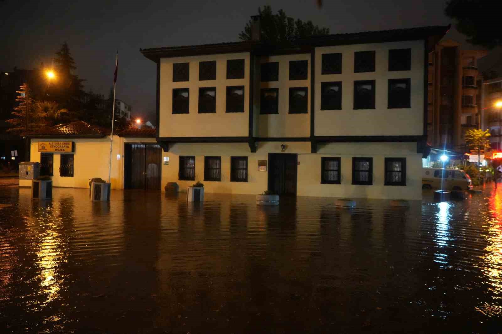 balikesirde saganak yagis ve lodos hayati olumsuz etkiledi 3 jXarKzZY