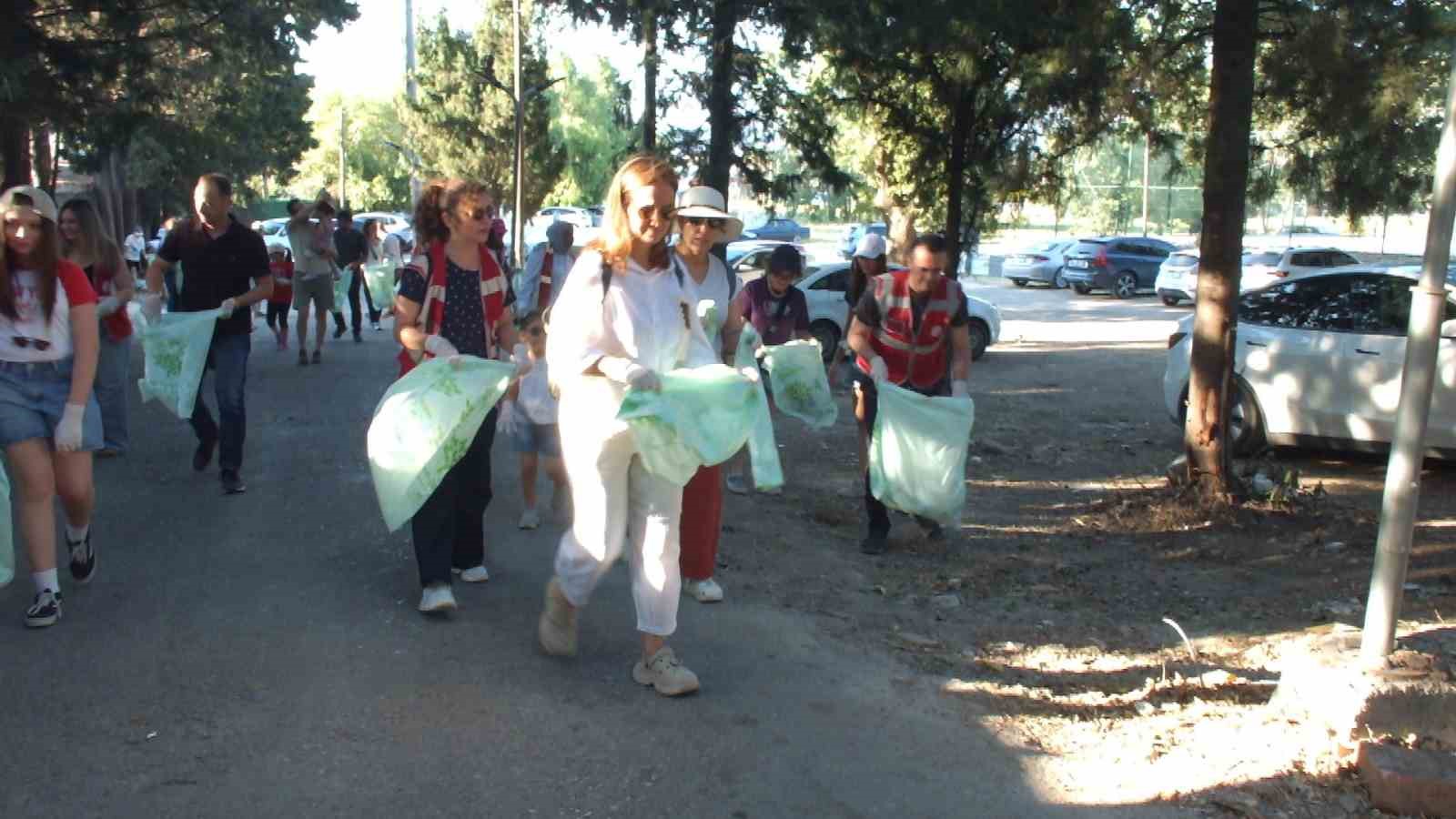 balikesirde saglik calisanlari sahilde cevre temizligi yapti 0 PEm6sTQp