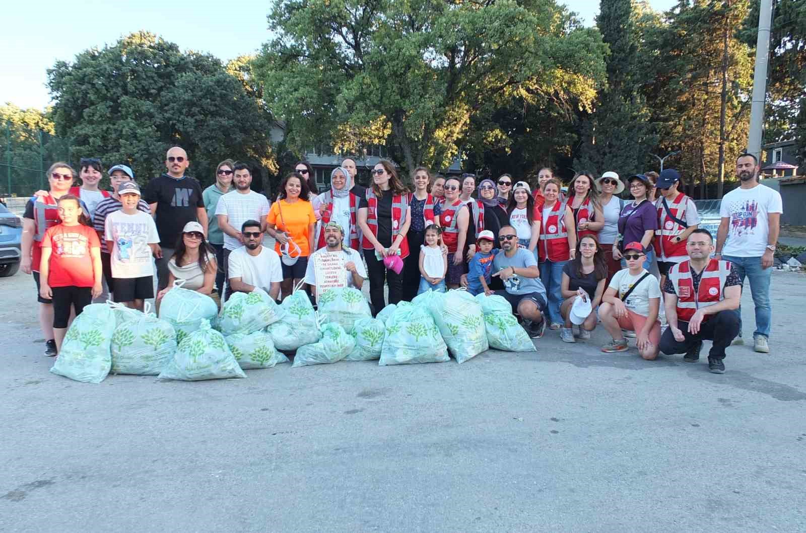 balikesirde saglik calisanlari sahilde cevre temizligi yapti 2