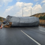 balikesirde-saman-yuklu-tir-devrildi-otoyol-trafige-kapandi-XRmbRyGc.jpg