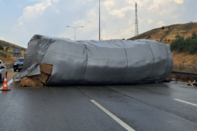balikesirde-saman-yuklu-tir-devrildi-otoyol-trafige-kapandi-XRmbRyGc.jpg