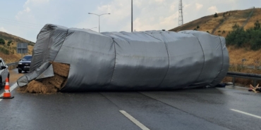 balikesirde-saman-yuklu-tir-devrildi-otoyol-trafige-kapandi-XRmbRyGc.jpg