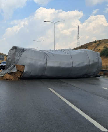 balikesirde-saman-yuklu-tir-devrildi-otoyol-trafige-kapandi-XRmbRyGc.jpg