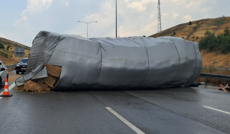 balikesirde-saman-yuklu-tir-devrildi-otoyol-trafige-kapandi-XRmbRyGc.jpg