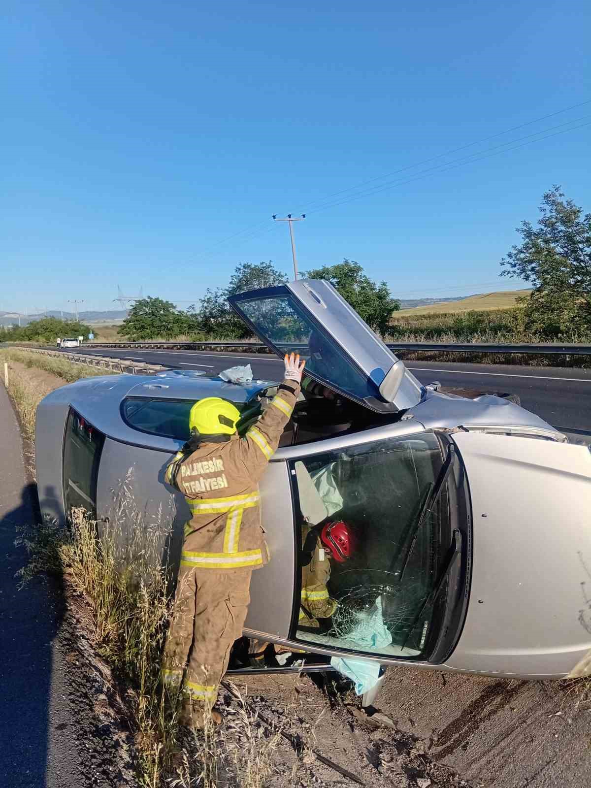 balikesirde trafik kazasi aracta mahsur kalan 1 kisi kurtarildi 3 wImRmjCv