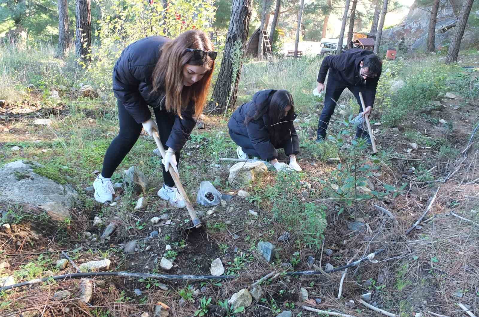balikesirde universiteli gencler cevreci projede gorev aldi 6 ARGvAcBh
