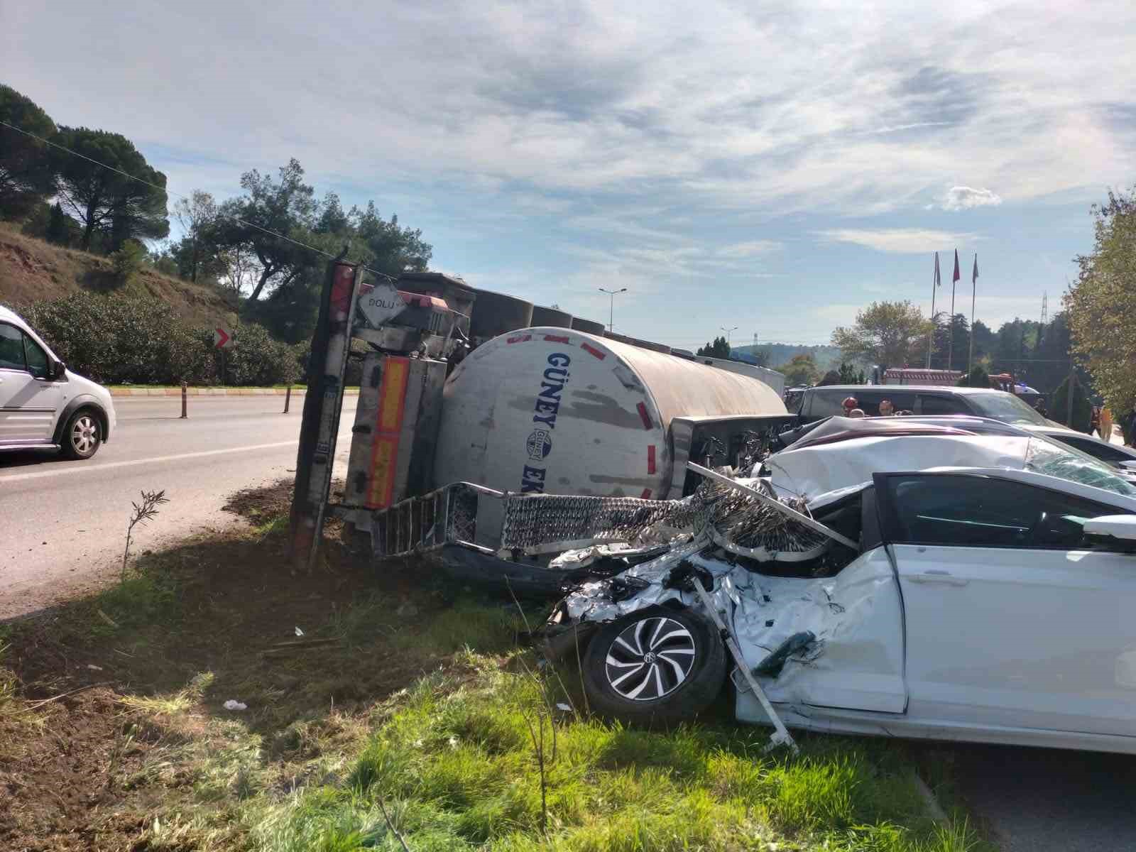 balikesirde yag tankeri devrildi 7 arac hasar gordu 4 tGKghkY4