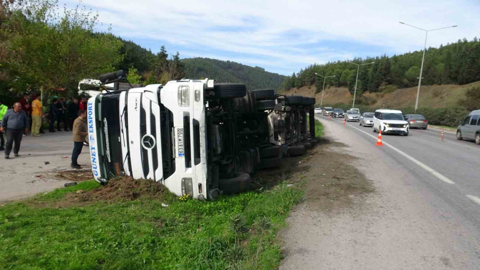 balikesirde yag tankeri devrildi 7 arac hasar gordu 8 YYRj2iK4
