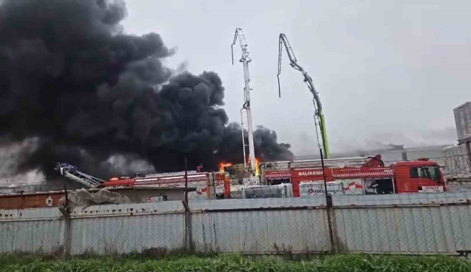 balikesirde yapi market deposunda yangin 1 QzKUmQg3