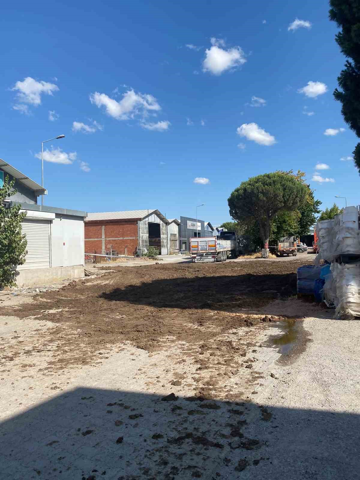 Balıkesir’de yere dökülen kimyasal madde kum emdirilerek temizlendi 4 balikesirde yere dokulen kimyasal madde kum emdirilerek temizlendi 0 H5WATkLJ
