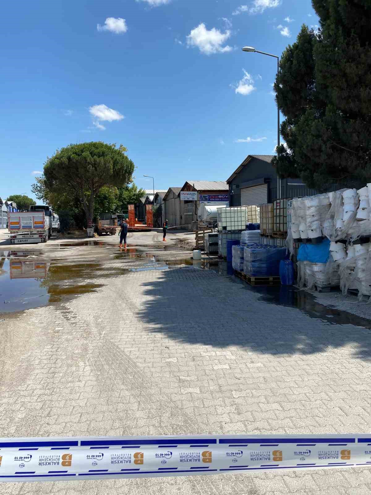 Balıkesir’de yere dökülen kimyasal madde kum emdirilerek temizlendi 5 balikesirde yere dokulen kimyasal madde kum emdirilerek temizlendi 1 Blvhcwjz