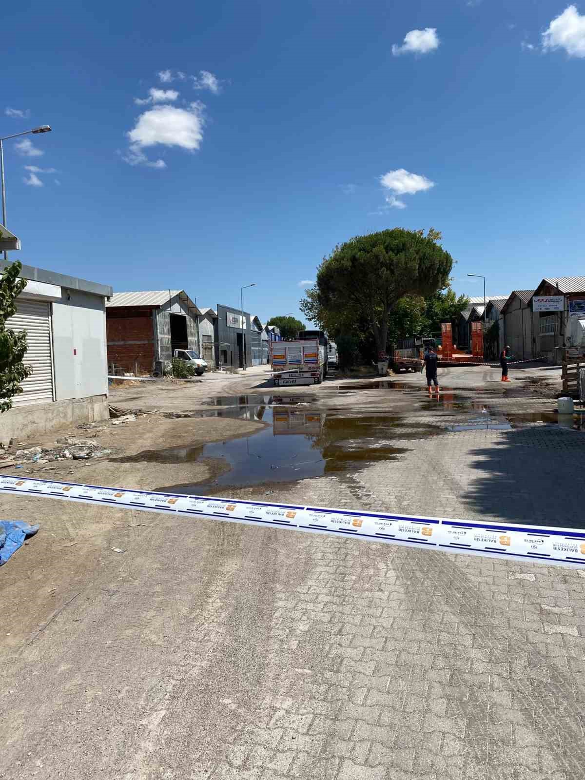 Balıkesir’de yere dökülen kimyasal madde kum emdirilerek temizlendi 7 balikesirde yere dokulen kimyasal madde kum emdirilerek temizlendi 3 y5AenAaj