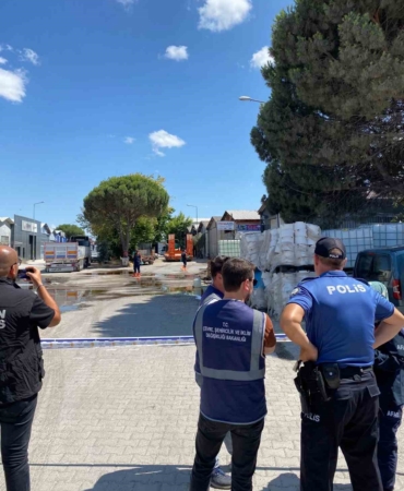 balikesirde-yere-dokulen-kimyasal-madde-kum-emdirilerek-temizlendi-39YxDvtR.jpg