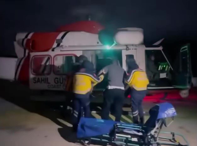 balikesirde zorlu hava sartlarina ragmen sahil guvenlikten hayat kurtaran operasyon 3 z2aVIZYj