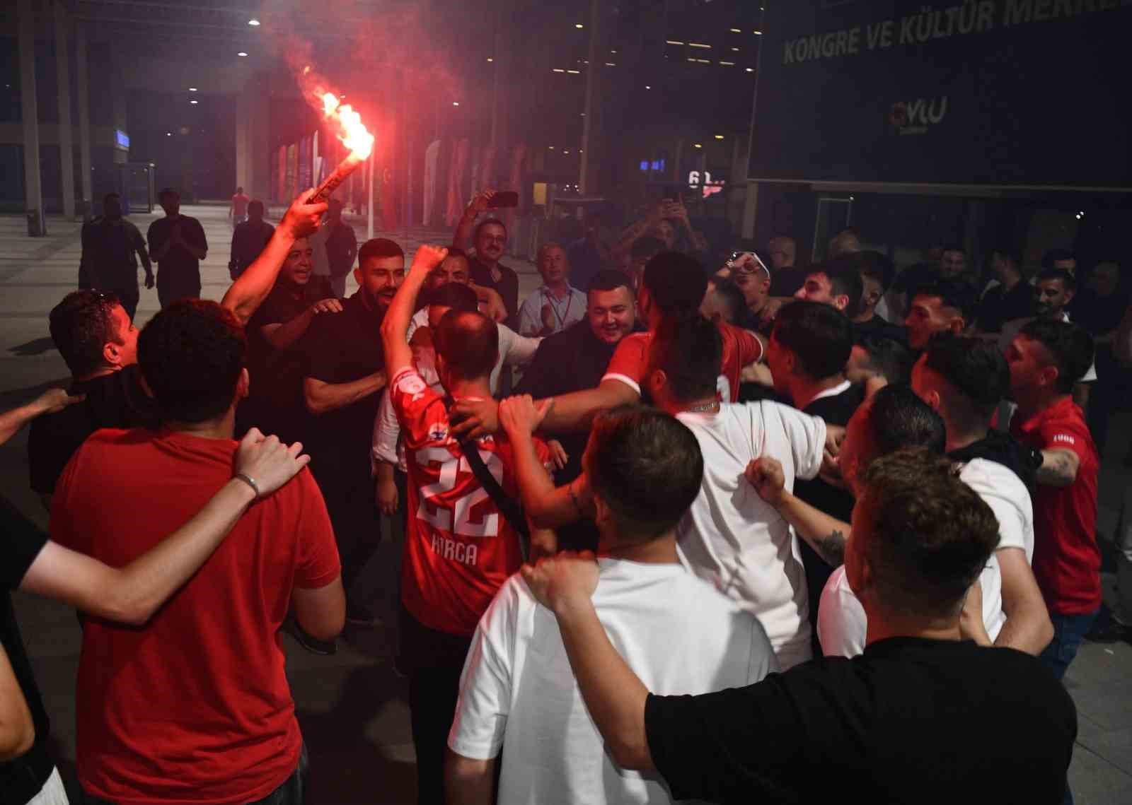 Balıkesirspor’da yeni Başkan Mert Alper Acar 8 balikesirsporda yeni baskan mert alper acar 4 GnldVayz