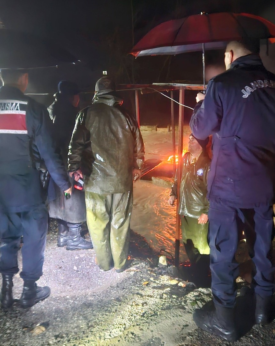 baliklari kurtarmak isterken sele kapilarak hayatini kaybetti 1 S3sn6E4q