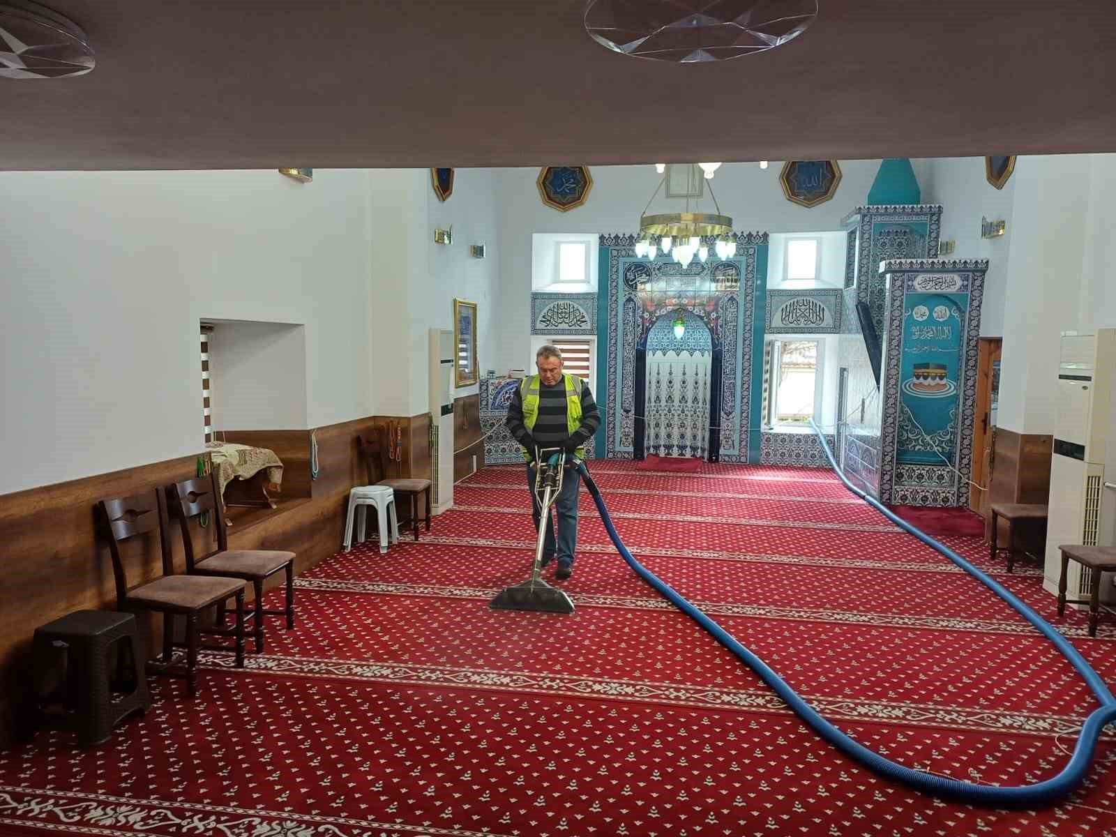 balkanlardaki camilerde ramazan temizligi 2 8B5JqJ3E