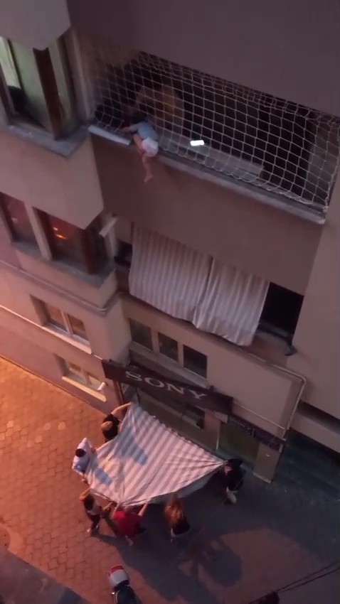 Balkon filesinde asılı kalan çocuğunu düşmesin diye dakikalarca tuttu 4 balkon filesinde asili kalan cocugunu dusmesin diye dakikalarca tuttu 0 OlJfM2Vv