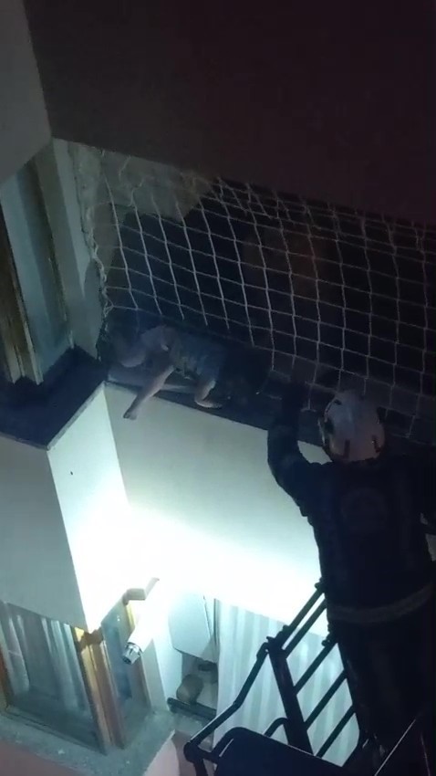 Balkon filesinde asılı kalan çocuğunu düşmesin diye dakikalarca tuttu 7 balkon filesinde asili kalan cocugunu dusmesin diye dakikalarca tuttu 3 gfeAjmiy