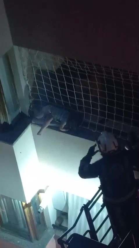 Balkon filesinde asılı kalan çocuğunu düşmesin diye dakikalarca tuttu 8 balkon filesinde asili kalan cocugunu dusmesin diye dakikalarca tuttu 4 AEDWGwGl
