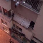 balkon-filesinde-asili-kalan-cocugunu-dusmesin-diye-dakikalarca-tuttu-C3cYULlK.jpg