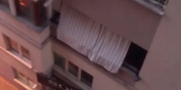 balkon-filesinde-asili-kalan-cocugunu-dusmesin-diye-dakikalarca-tuttu-C3cYULlK.jpg