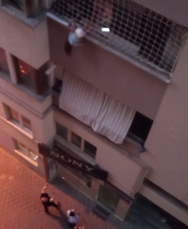 balkon-filesinde-asili-kalan-cocugunu-dusmesin-diye-dakikalarca-tuttu-C3cYULlK.jpg