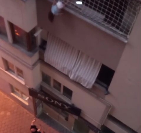 balkon-filesinde-asili-kalan-cocugunu-dusmesin-diye-dakikalarca-tuttu-C3cYULlK.jpg