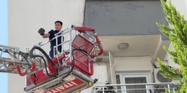 balkon-filesine-takilan-guvercini-itfaiye-kurtardi-FhTgUPPE.jpg
