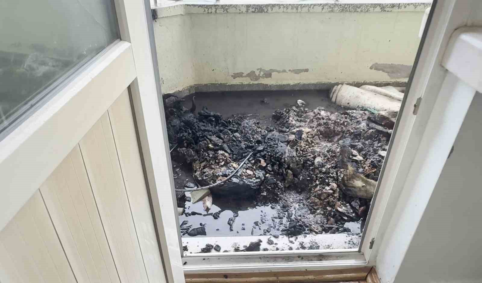 balkona dokulen soba kulu yangina neden oldu 4 kisi dumandan etkilendi 3 4fhd8Xes