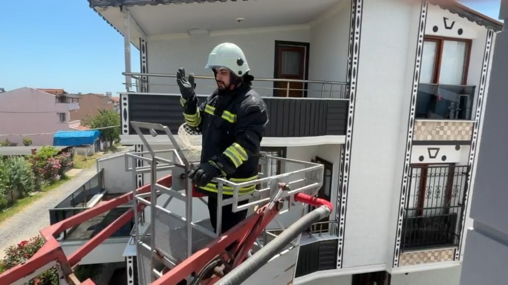 Balkona sıkışan kargayı itfaiye kurtardı 5 balkona sikisan kargayi itfaiye kurtardi 1 Lss3QhmJ