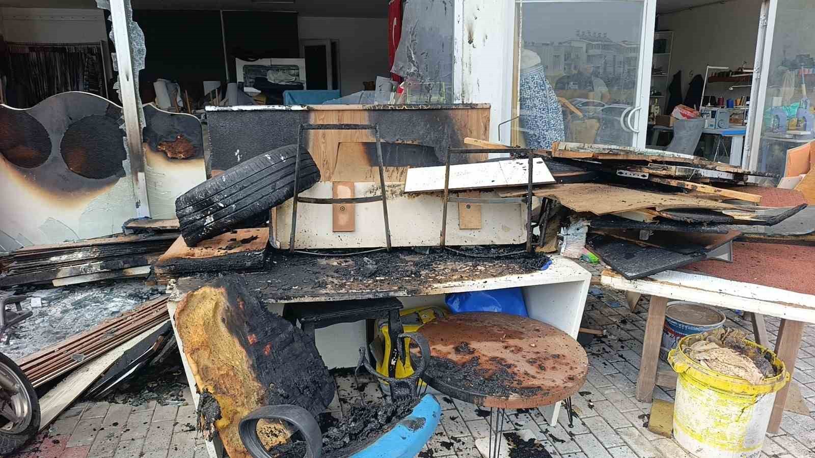 Balkonda oynayan çocuğun ateşle oyunu alt kattaki döşeme atölyesini küle çevirdi 4 balkonda oynayan cocugun atesle oyunu alt kattaki doseme atolyesini kule cevirdi 0 DkvOyqkI