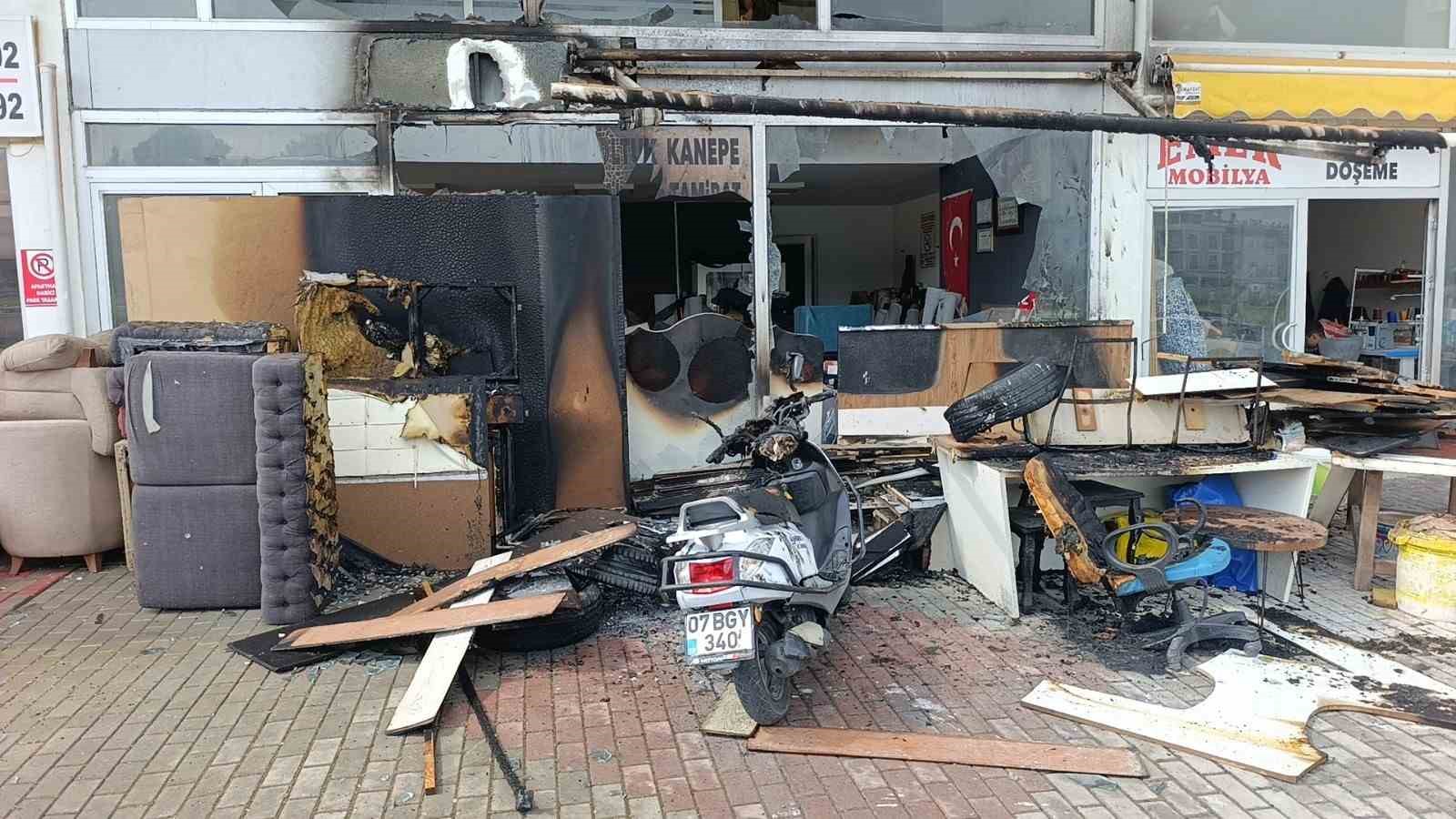 Balkonda oynayan çocuğun ateşle oyunu alt kattaki döşeme atölyesini küle çevirdi 5 balkonda oynayan cocugun atesle oyunu alt kattaki doseme atolyesini kule cevirdi 1 JSmQtk2t