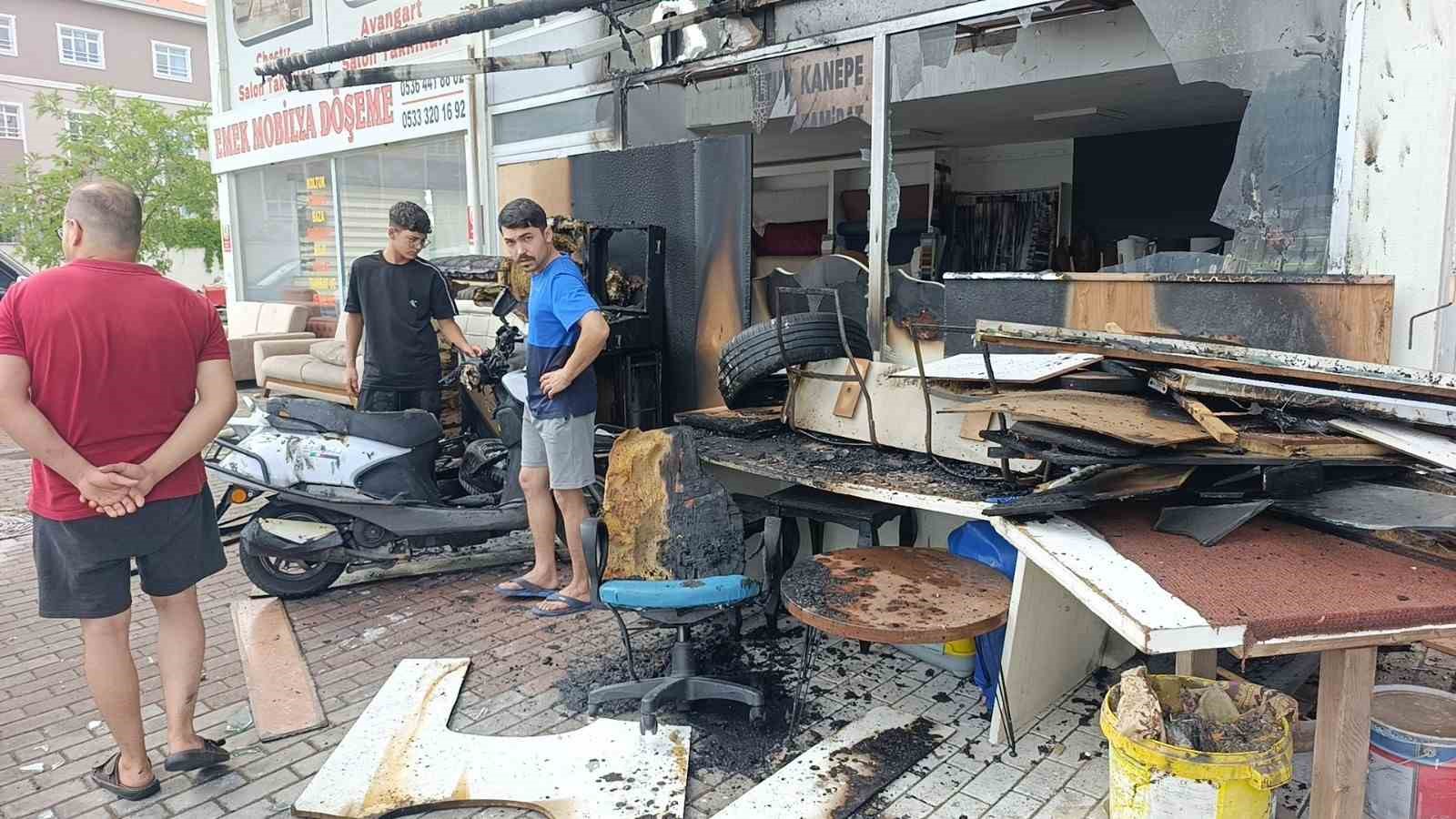 Balkonda oynayan çocuğun ateşle oyunu alt kattaki döşeme atölyesini küle çevirdi 6 balkonda oynayan cocugun atesle oyunu alt kattaki doseme atolyesini kule cevirdi 2 GPsZMmei