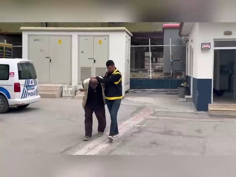 Balkonda silah, balta ve kılıç sergileyen şahıs hayrete düşürdü 6 balkonda silah balta ve kilic sergileyen sahis hayrete dusurdu 2 ALhaj7Mc