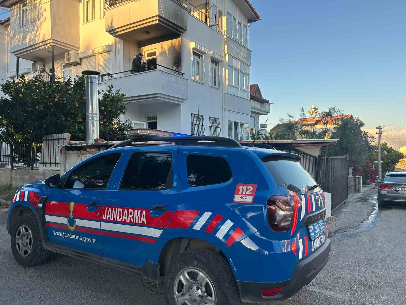 balkonda sondurulmeden birakilan mangal yangina sebep oldu 1 kNaQWnJb