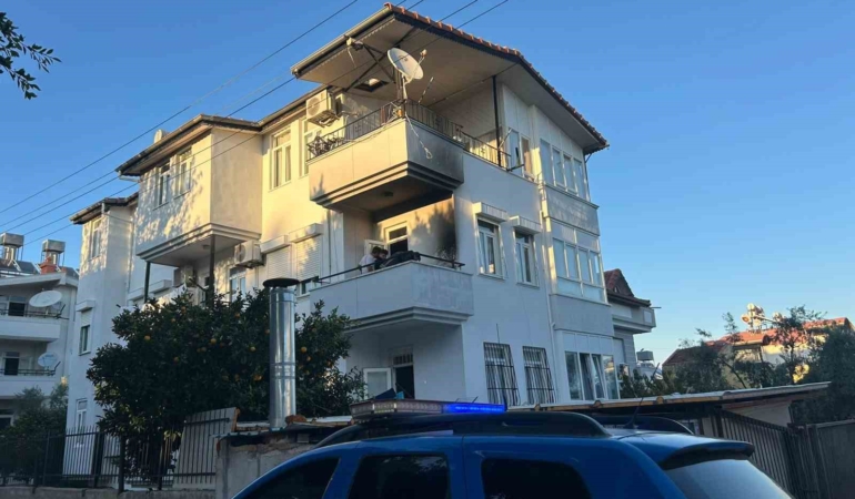 balkonda-sondurulmeden-birakilan-mangal-yangina-sebep-oldu-Pd62S4rv.jpg