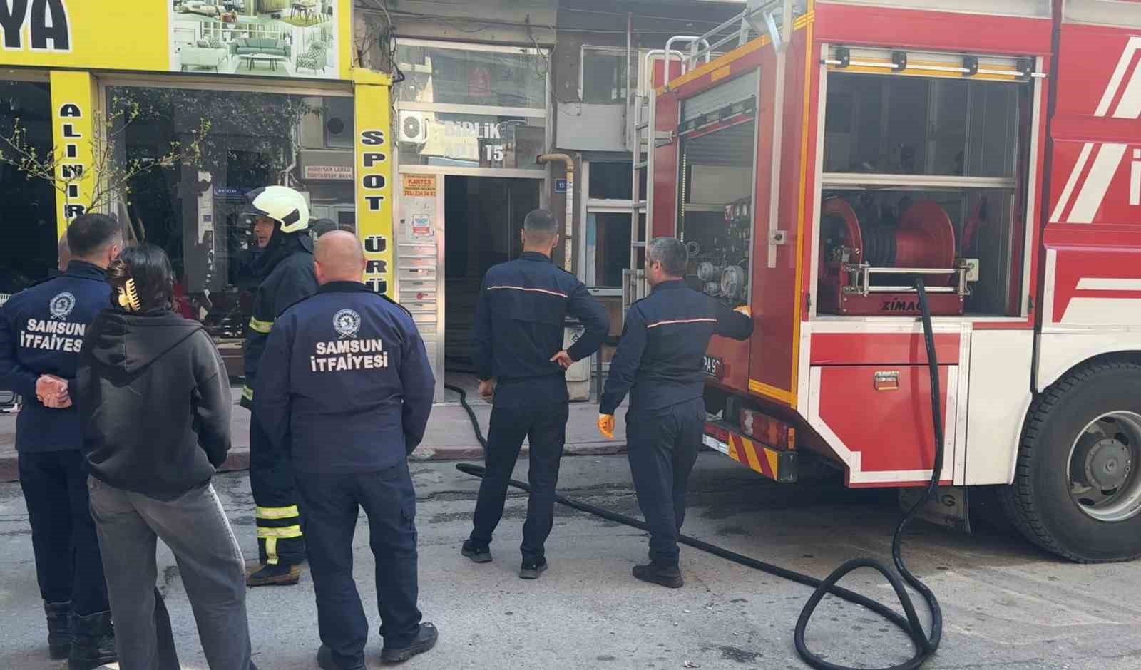 balkonda yanan kitaplar panige neden oldu 1 F7Fzy9IZ