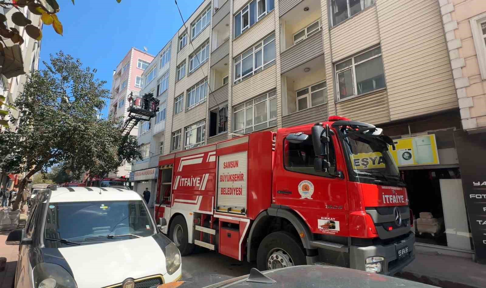 balkonda yanan kitaplar panige neden oldu 2