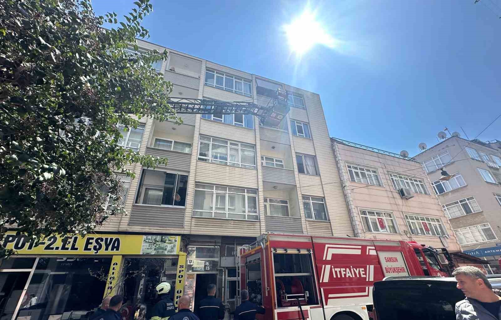 balkonda yanan kitaplar panige neden oldu 3 Vue9YQ1D