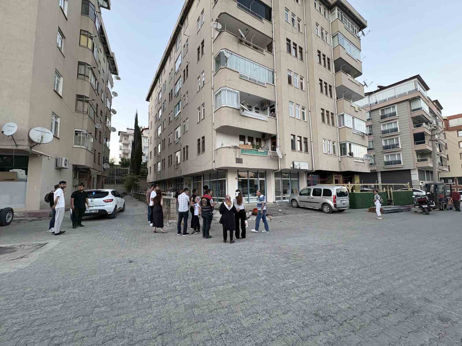 balkondaki saksinin asiri isinmasi sonrasi cikan yangini vatandaslar sondurdu 1