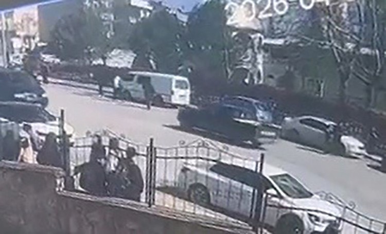balkondan dusen 3 yasindaki cocuk agir yaralandi 1
