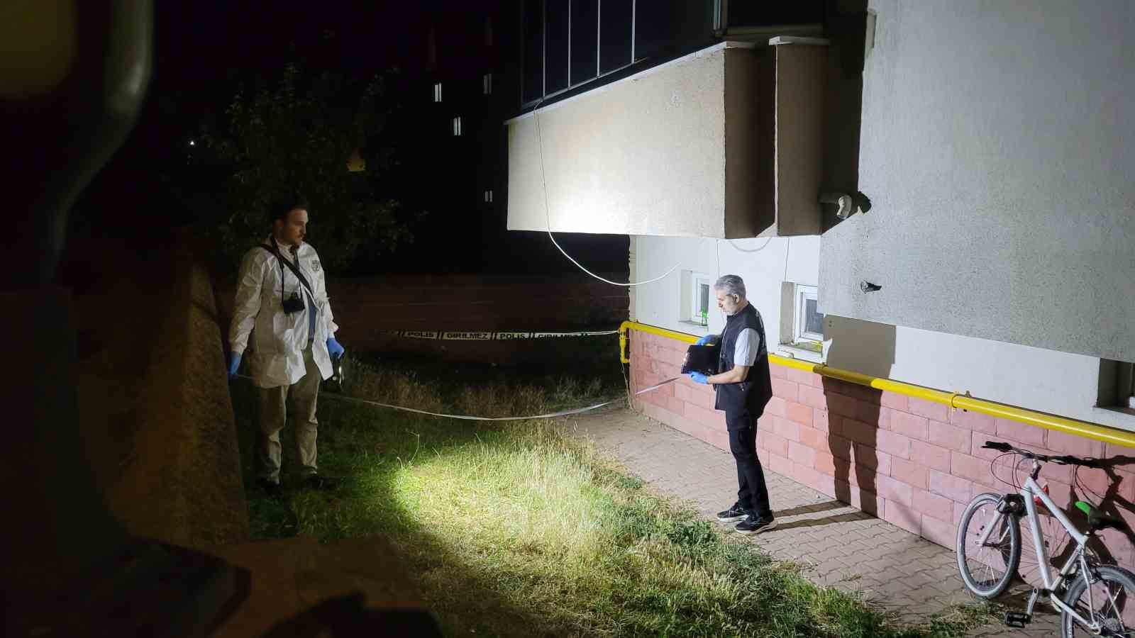 Balkondan düşen yaşlı adam hayatını kaybetti 4 balkondan dusen yasli adam hayatini kaybetti 0 3QXRhdWN