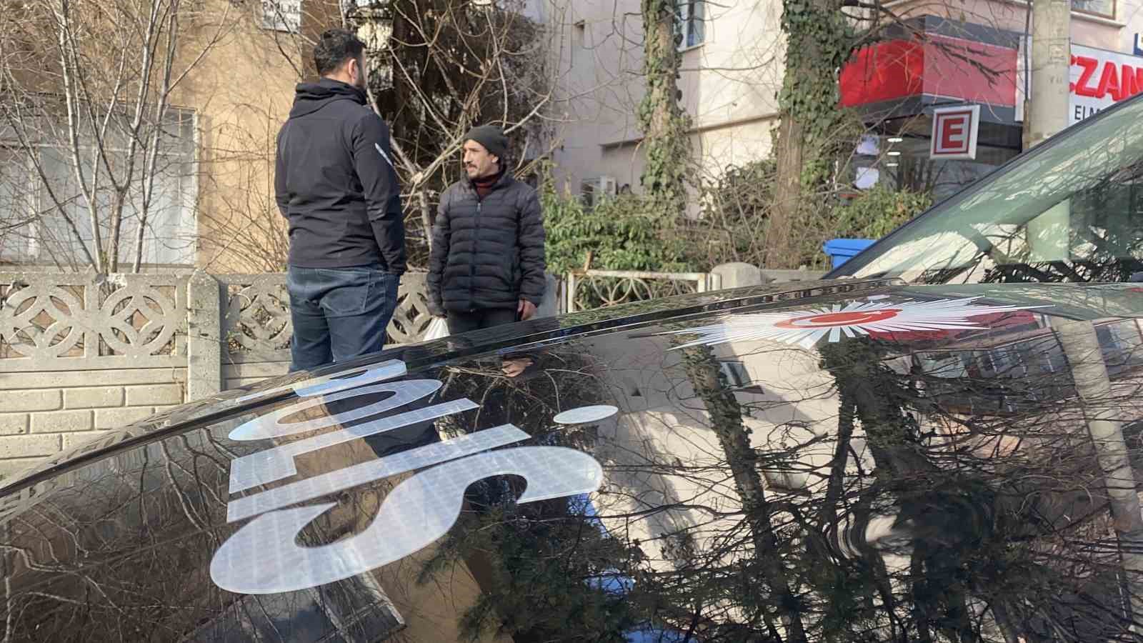 balkondan tirmanip girdigi evde 2 gun yasadi 2 UjJBlBF4